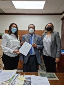 ISFODOSU entrega al MESCYT 600 expedientes de estudiantes que culminaron sus estudios