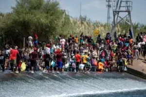 Gobierno de EEUU empieza a deportar a haitianos retenidos en puente en la frontera de Texas