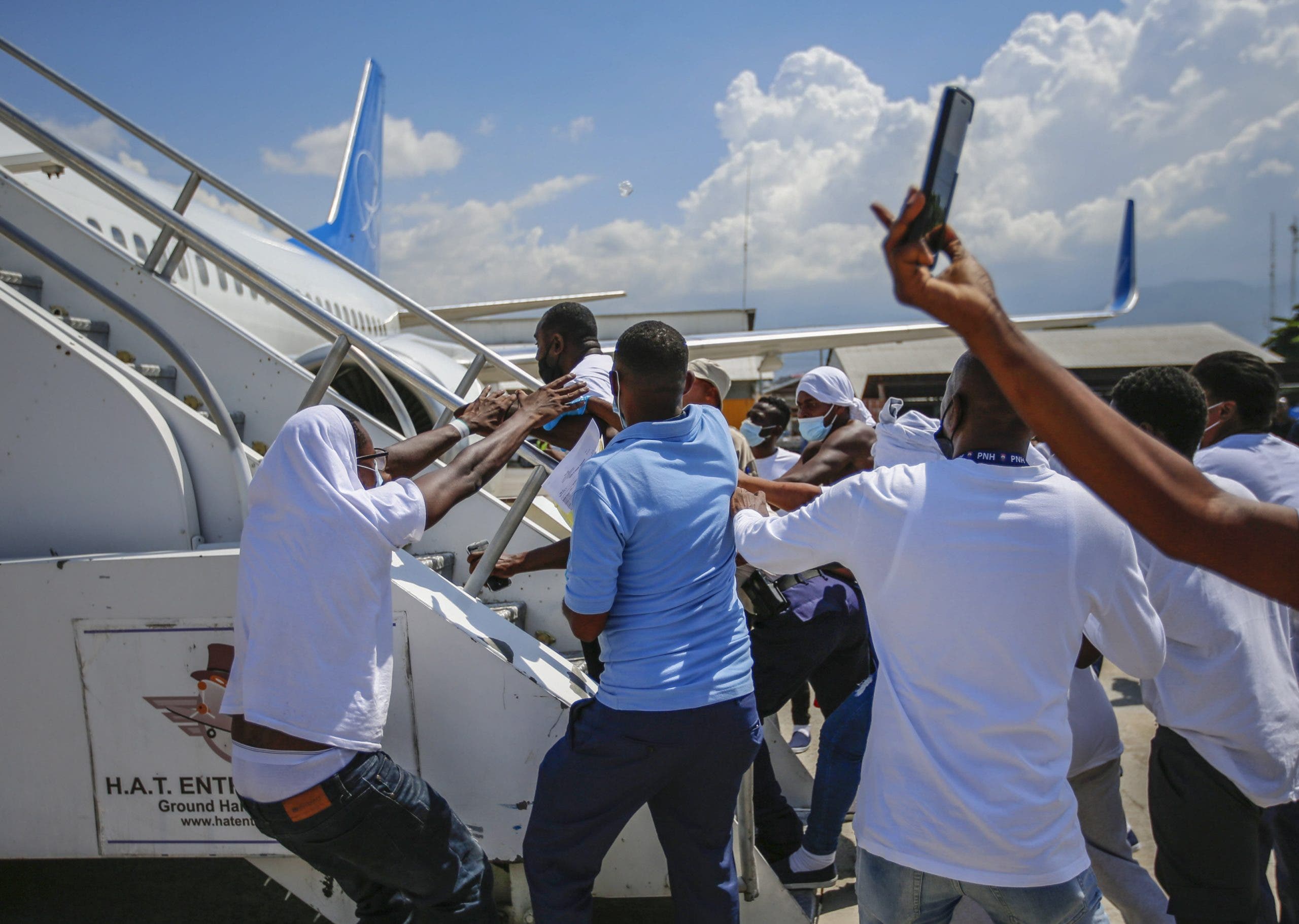 Haitianos deportados tratan de subirse de nuevo a avión