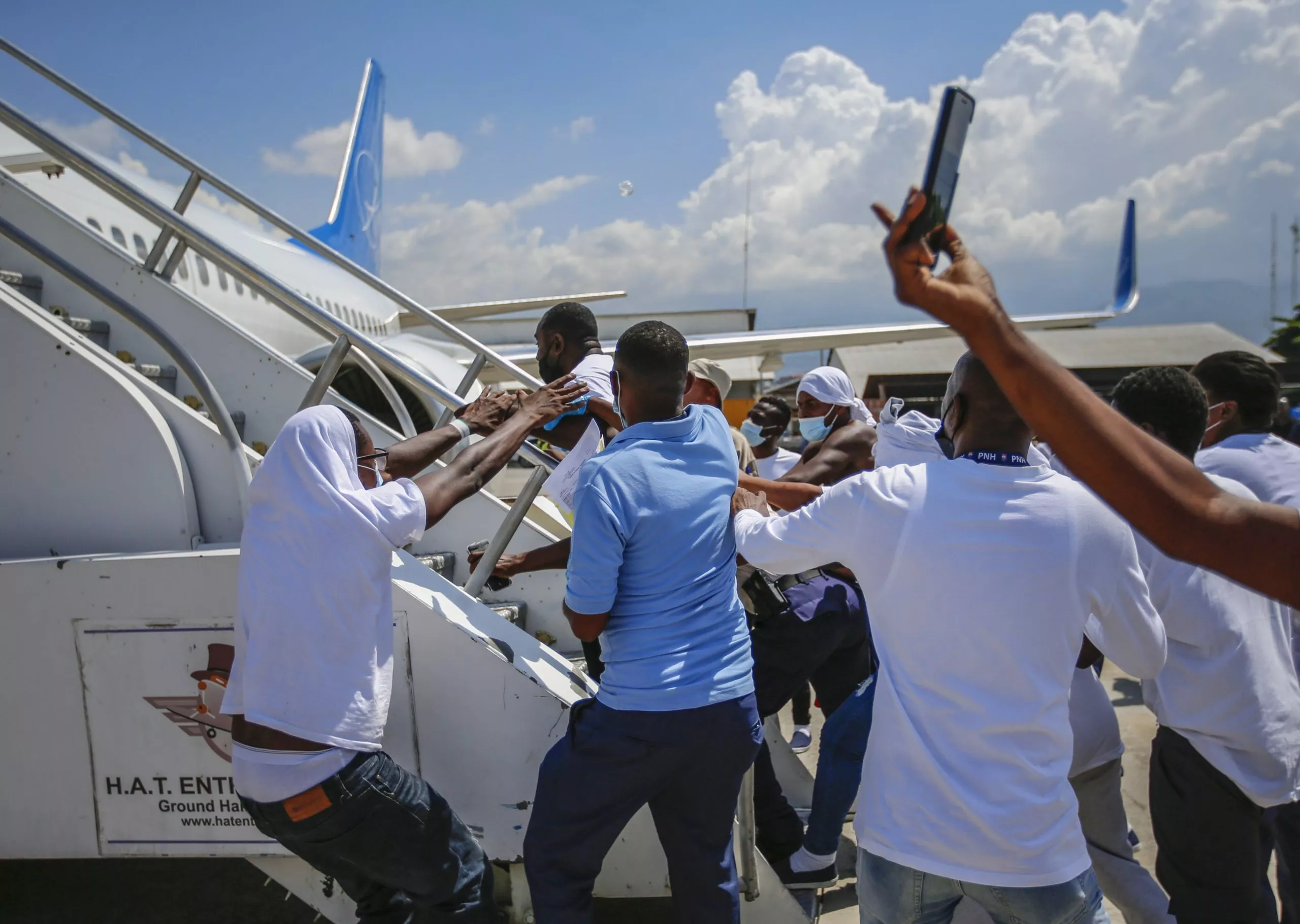 Haitianos deportados tratan de subirse de nuevo a avión