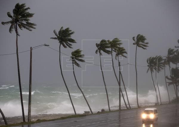 Los vientos máximos del huracán Sam suben a 220 km/hora y pueden aumentar más