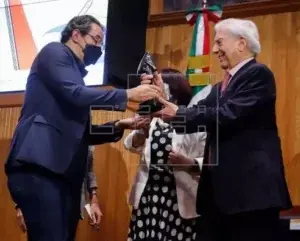 Vásquez recibe Premio Vargas Llosa por novela que ayuda a entender Colombia