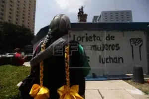 Feministas mexicanas instalan estatua de una mujer donde estaba la de Cristóbal Colón