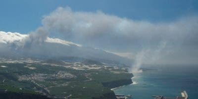 La lava comienza a invadir el mar y provoca gases que no son peligrosos
