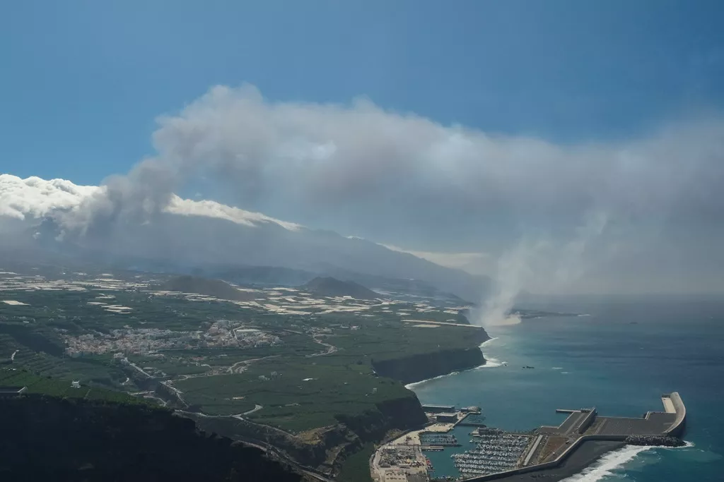 La lava comienza a invadir el mar y provoca gases que no son peligrosos