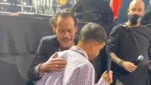 Marc Anthony emociona al público al bajar de tarima y abrazar a niño no vidente