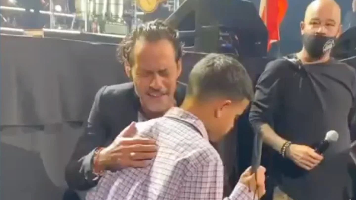 Marc Anthony emociona al público al bajar de tarima y abrazar a niño no vidente