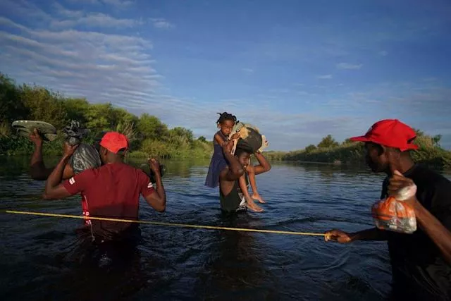 WhatsApp, redes sociales guían a migrantes haitianos a Texas