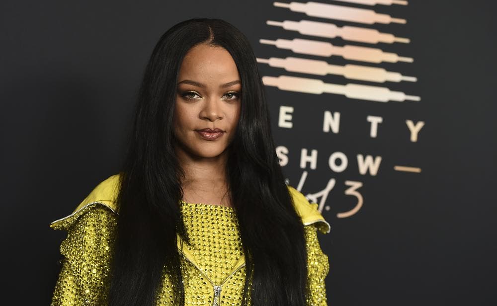 Rihanna se toma su tiempo con álbum, presenta lencería