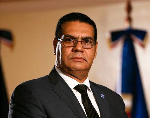 Destituyen titular de antilavado Luis González