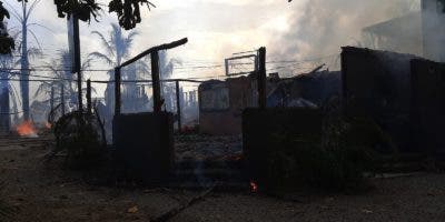 Incendio destruye decenas de negocios en Las Terrenas