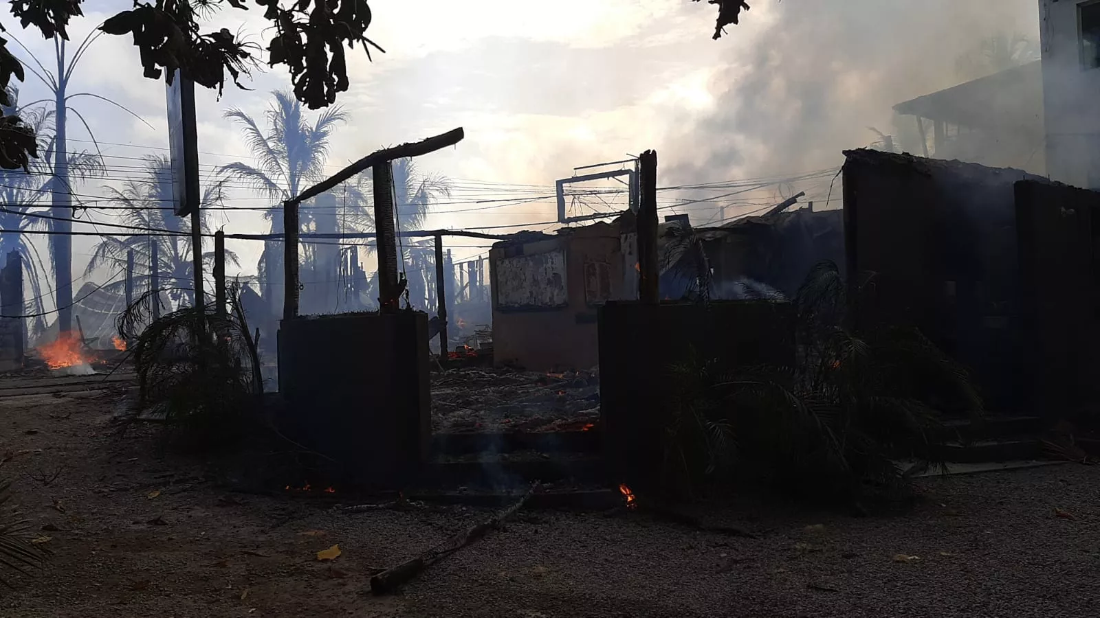 Incendio destruye decenas de negocios en Las Terrenas