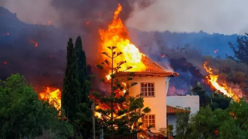 La Palma: las impresionantes imágenes de la erupción de un volcán en las islas Canarias