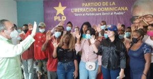 PLD juramenta nuevos miembros  en La Caleta