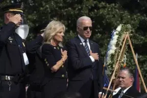 Biden elogia labor de policías durante asalto al Capitolio