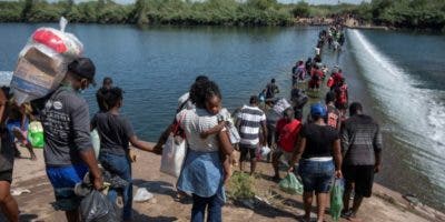 Detienen a 30 migrantes haitianos en aguas de Turcos y Caicos