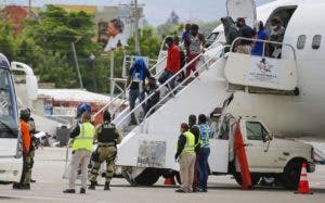 Cuba deportó a cientos de haitianos en seis vuelos y un barco