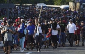 Una caravana de 6 mil migrantes camina hacia la Ciudad de México