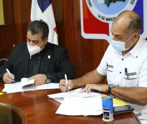 UCNE y Antillian Service firman convenio educativo