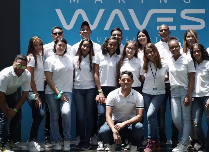 Equipo de trabajo de la academia acuática Making Waves.