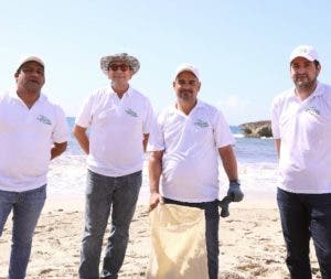 Los colaboradores de CAEI limpian la playa Caribe