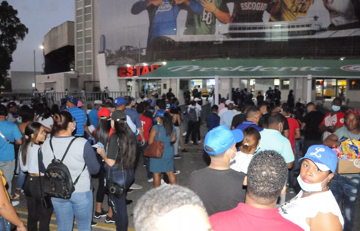 La gente se pone modo pelota y va al Quisqueya