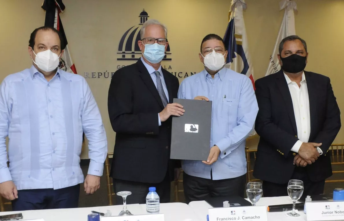 El ministro de Deportes, Francisco Camacho, y Jorge Pérez Díaz, de MLB, muestran el pacto. El ministro de Deportes, Francisco Camacho, y Jorge Pérez Díaz, de MLB, muestran el pacto.