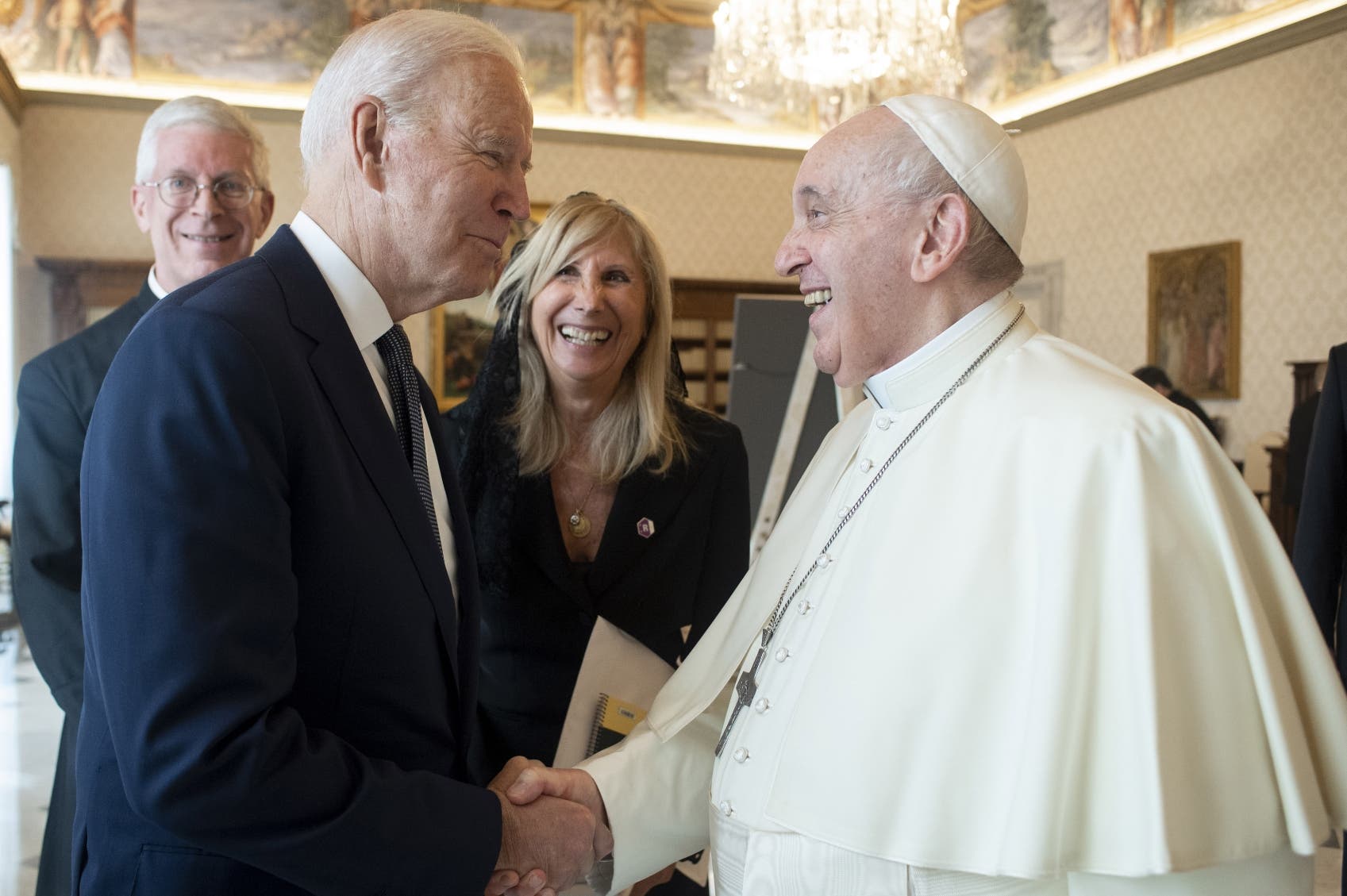 Papa Francisco y Biden conmocionan a sector de conservadores católicos