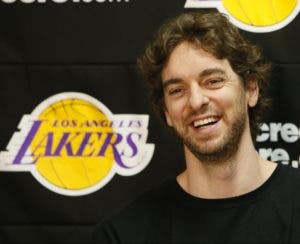 Pau Gasol se emociona cuando los Lakers retiran su camiseta número 16