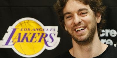 Pau Gasol se emociona cuando los Lakers retiran su camiseta número 16