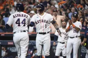 Con brillante labor de McCullers Jr. y Álvarez dan a Astros primer triunfo en Serie Divisional