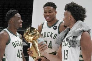 Bucks inician defensa de su título tras breve vacación