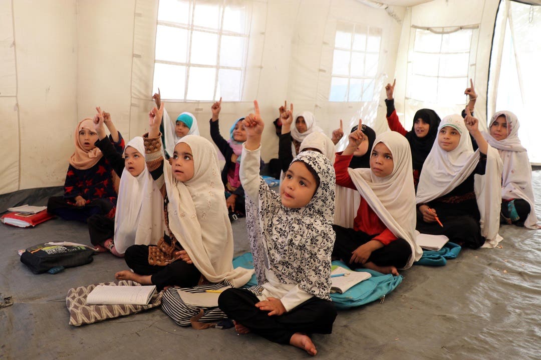 Los talibanes prometen reabrir las escuelas femeninas entre críticas