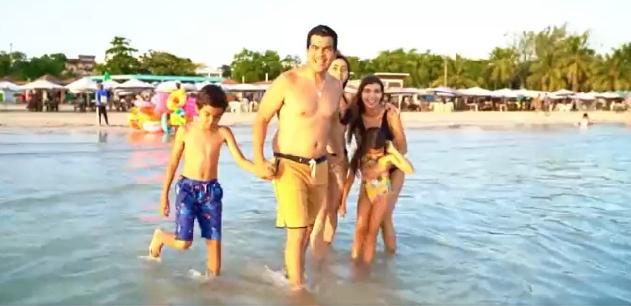 Arnaud y su familia se bañan en Boca Chica y demuestran aguas están aptas