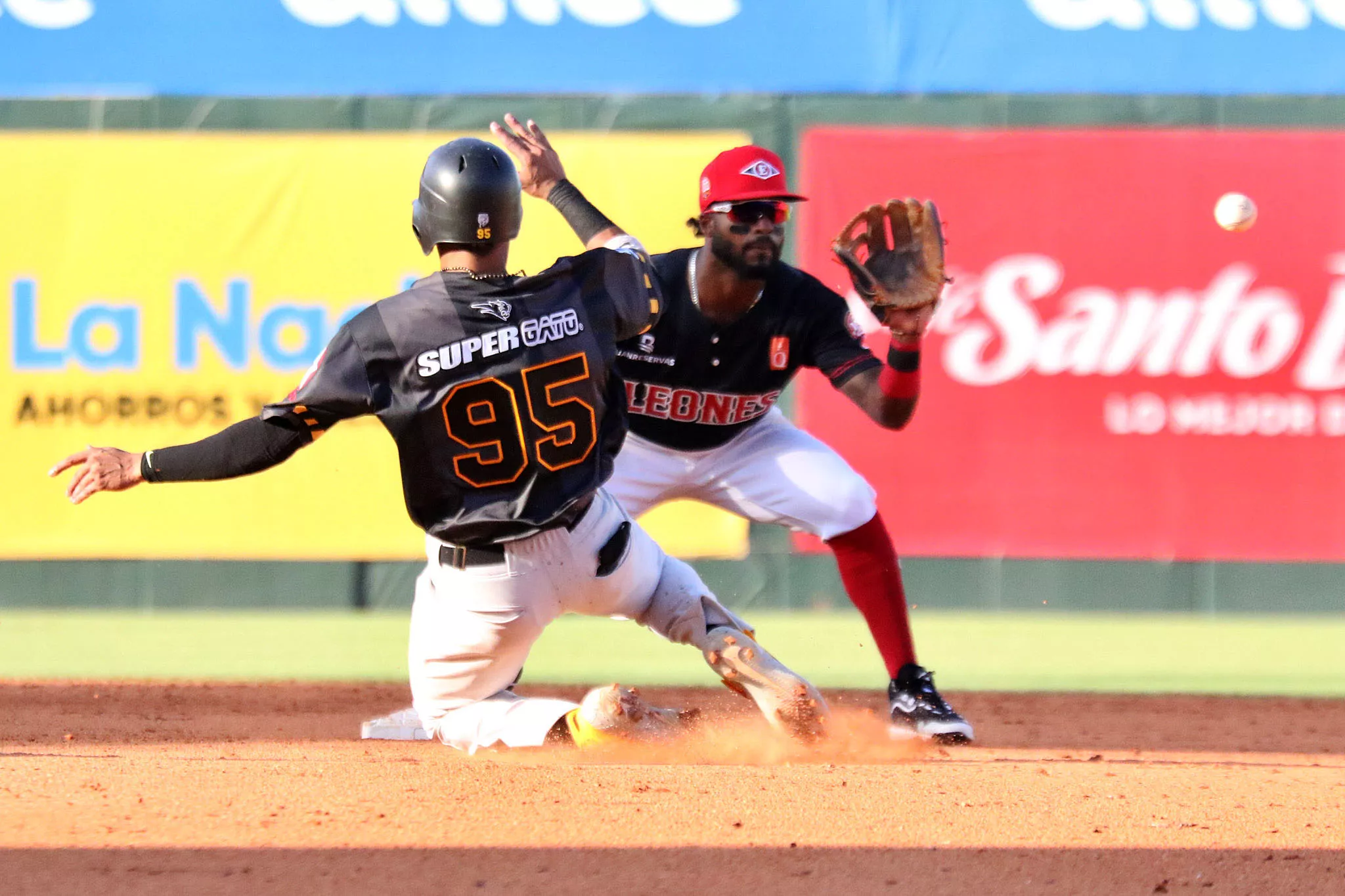 Águilas superan a Leones 11-3 en el Quisqueya