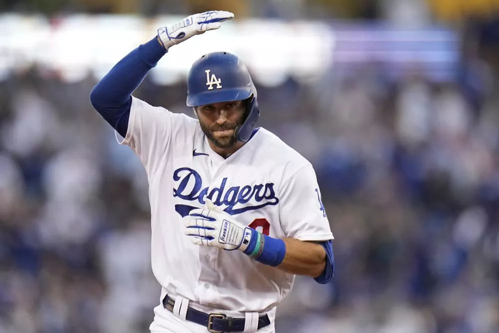 Taylor pega 3 jonrones y Dodgers sobreviven ante Bravos