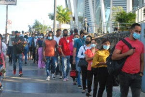 Largas filas en Metro de Santo Domingo por tarjeta de vacunación