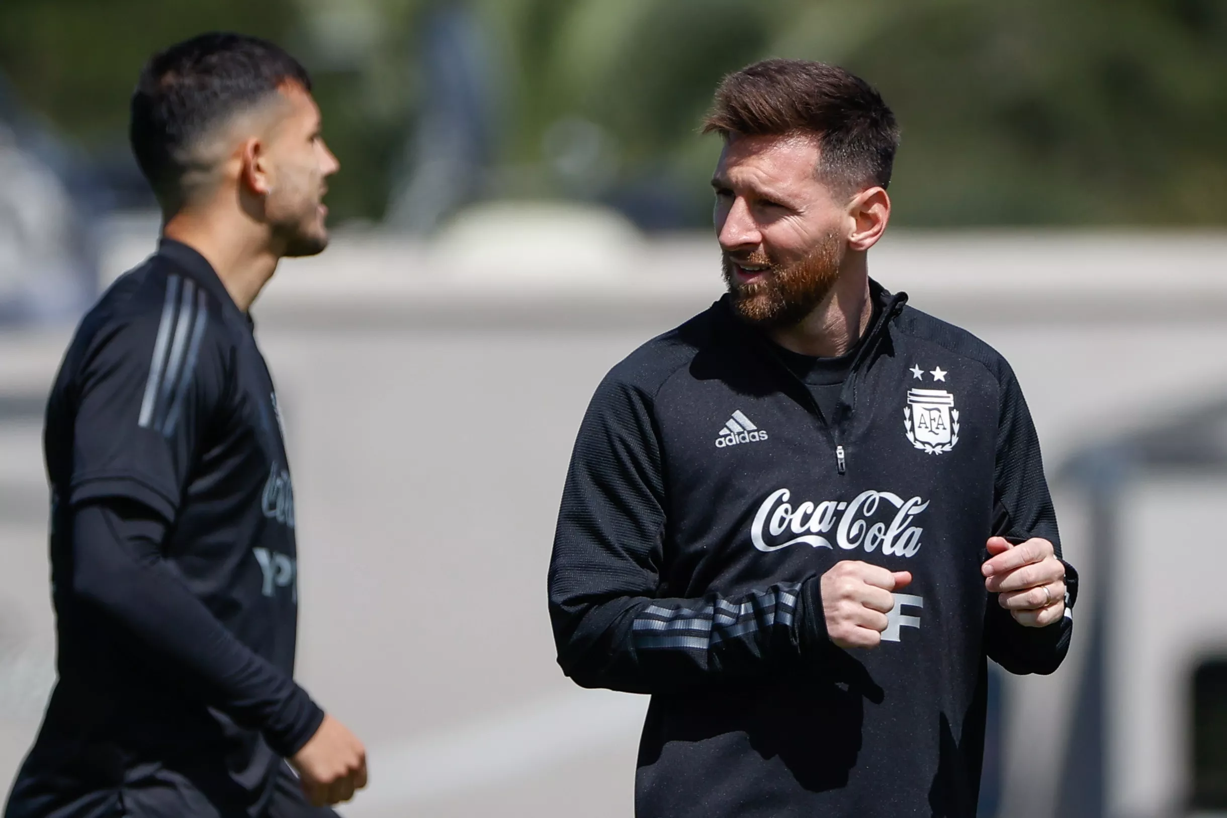 Argentina se entrena con normalidad y viaja a Paraguay con un Messi pleno