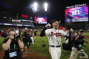 Freddie Freeman pone a los Bravos en la Serie de Campeonato de la Liga Nacional