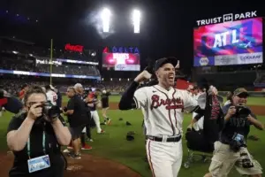 Freddie Freeman pone a los Bravos en la Serie de Campeonato de la Liga Nacional