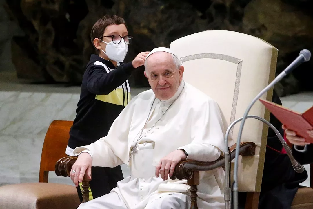 Un niño, protagonista en la audiencia general al querer el solideo del papa