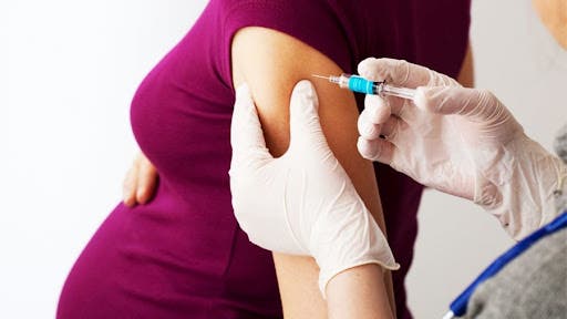 Exhortan a embarazadas vacunarse contra Covid ante muerte de cinco de ellas en Puerto Rico