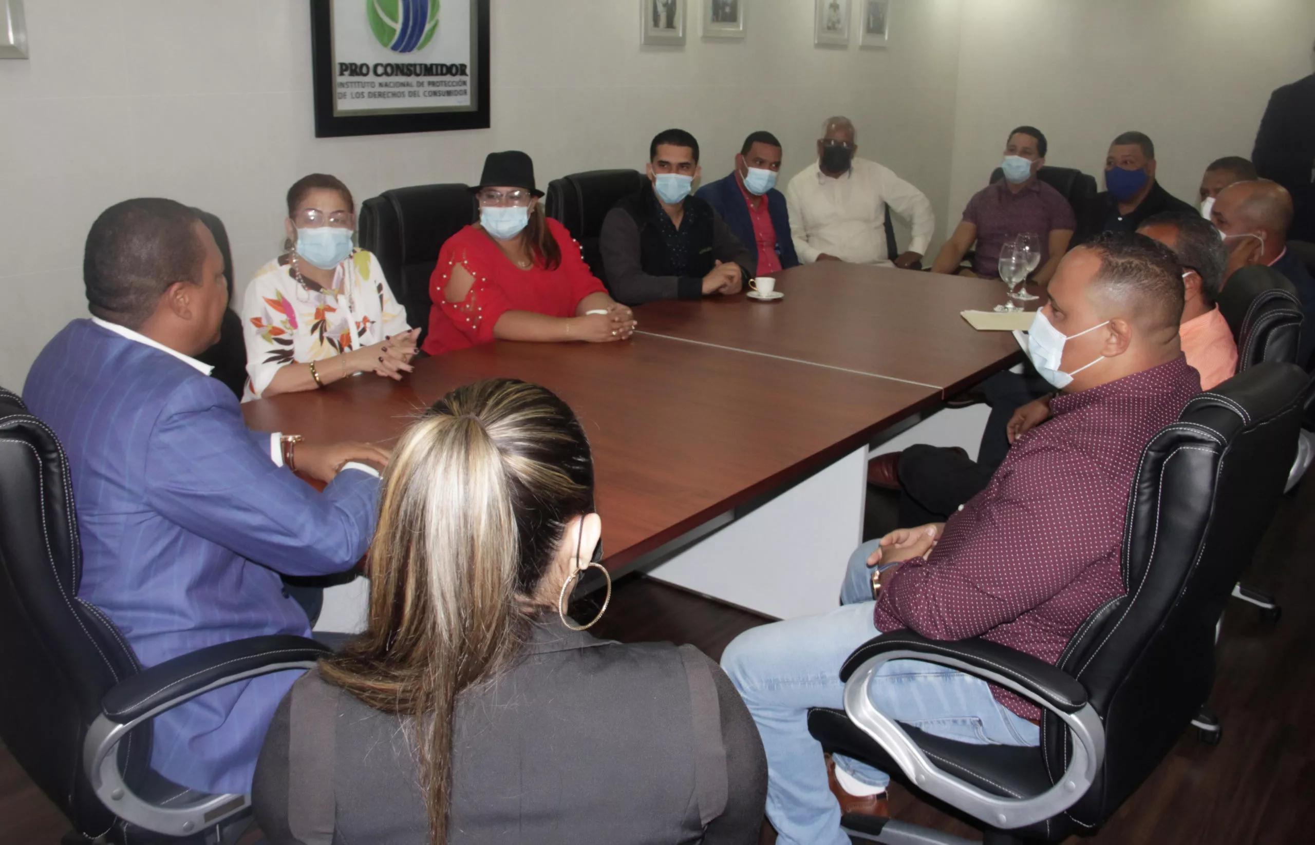 (FOTO) El director ejecutivo de Pro Consumidor, Eddy Alcántara, en la reunión que sostuvo con los comerciantes de medicina de la provincia Espaillat (FOTO) El director ejecutivo de Pro Consumidor, Eddy Alcántara, en la reunión que sostuvo con los comerciantes de medicina de la provincia Espaillat