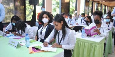 Foro aboga por políticas públicas que mitiguen embarazo en adolescentes