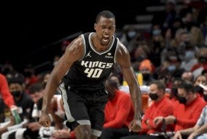 Barnes dirige el ataque de Kings que sorprenden a Trail Blazers