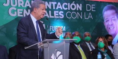 Leonel  juramenta en la Fuerza del Pueblo 118  generales retirados