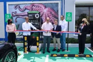 Instalarán estaciones de carga para vehículos eléctricos en todos los aeropuertos del país