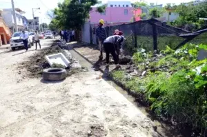 Ayuntamiento de Santiago inicia construcción de aceras, contenes y asfaltado en calle La Otra Banda