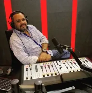 Locutor Orlim Manuel impone su estilo desde la cabina de Turbo 98