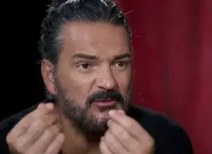 Ricardo Arjona se reinventa con su canción «El bobo», lanzada este viernes